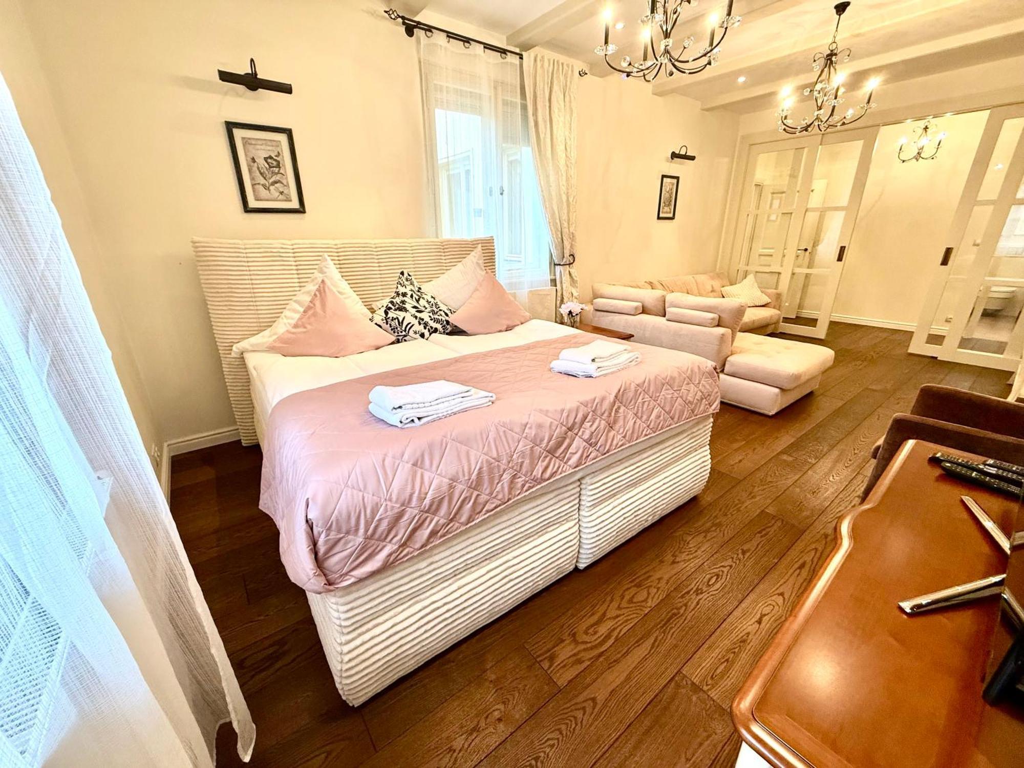 Unique Charles Bridge 2Bdr Apartment. Praha Bagian luar foto