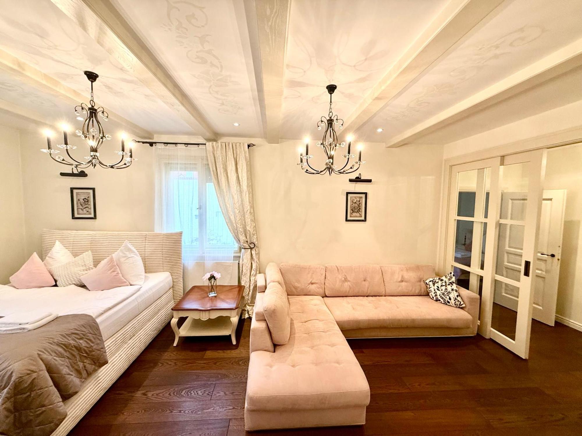 Unique Charles Bridge 2Bdr Apartment. Praha Bagian luar foto