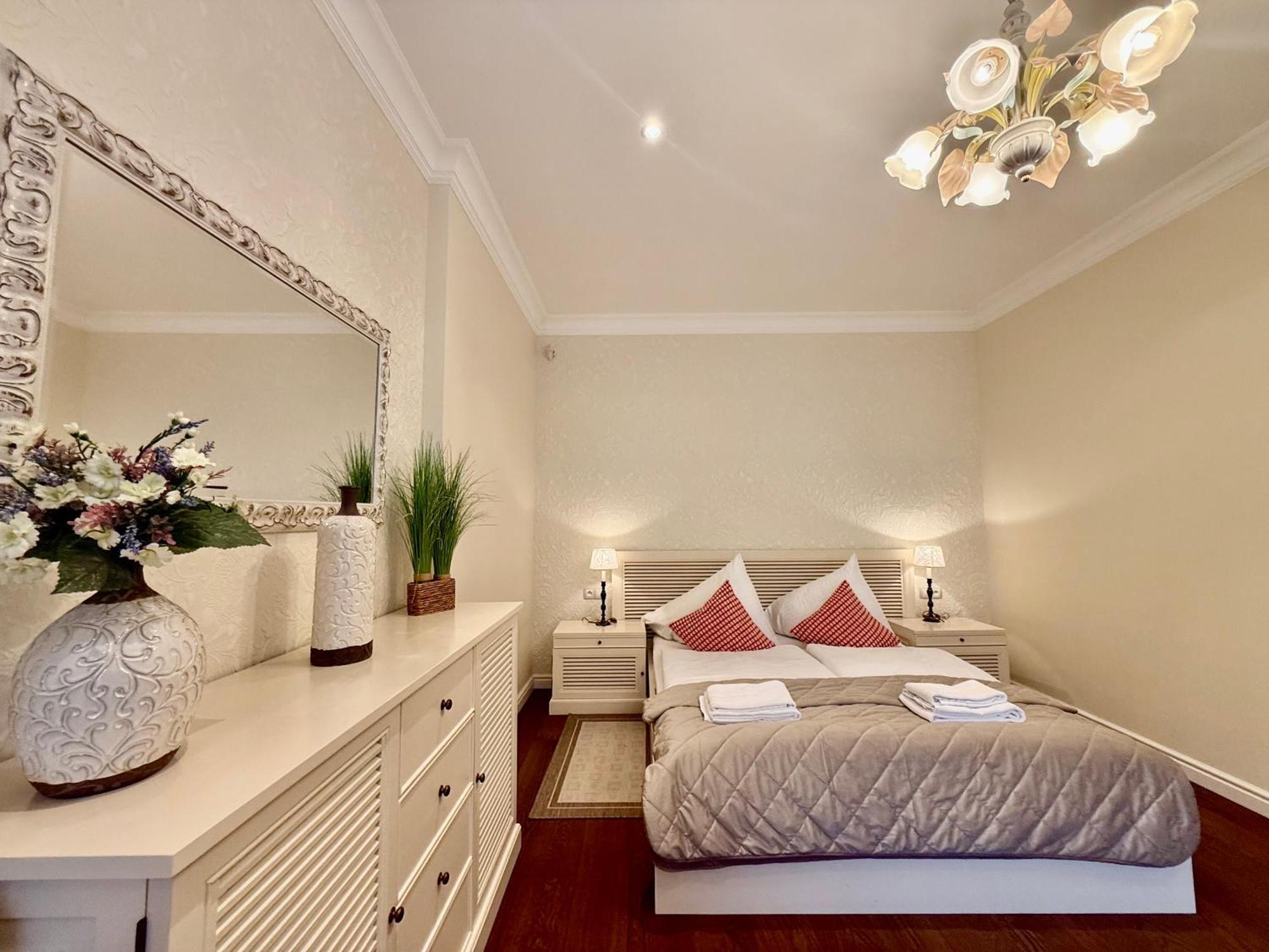 Unique Charles Bridge 2Bdr Apartment. Praha Bagian luar foto