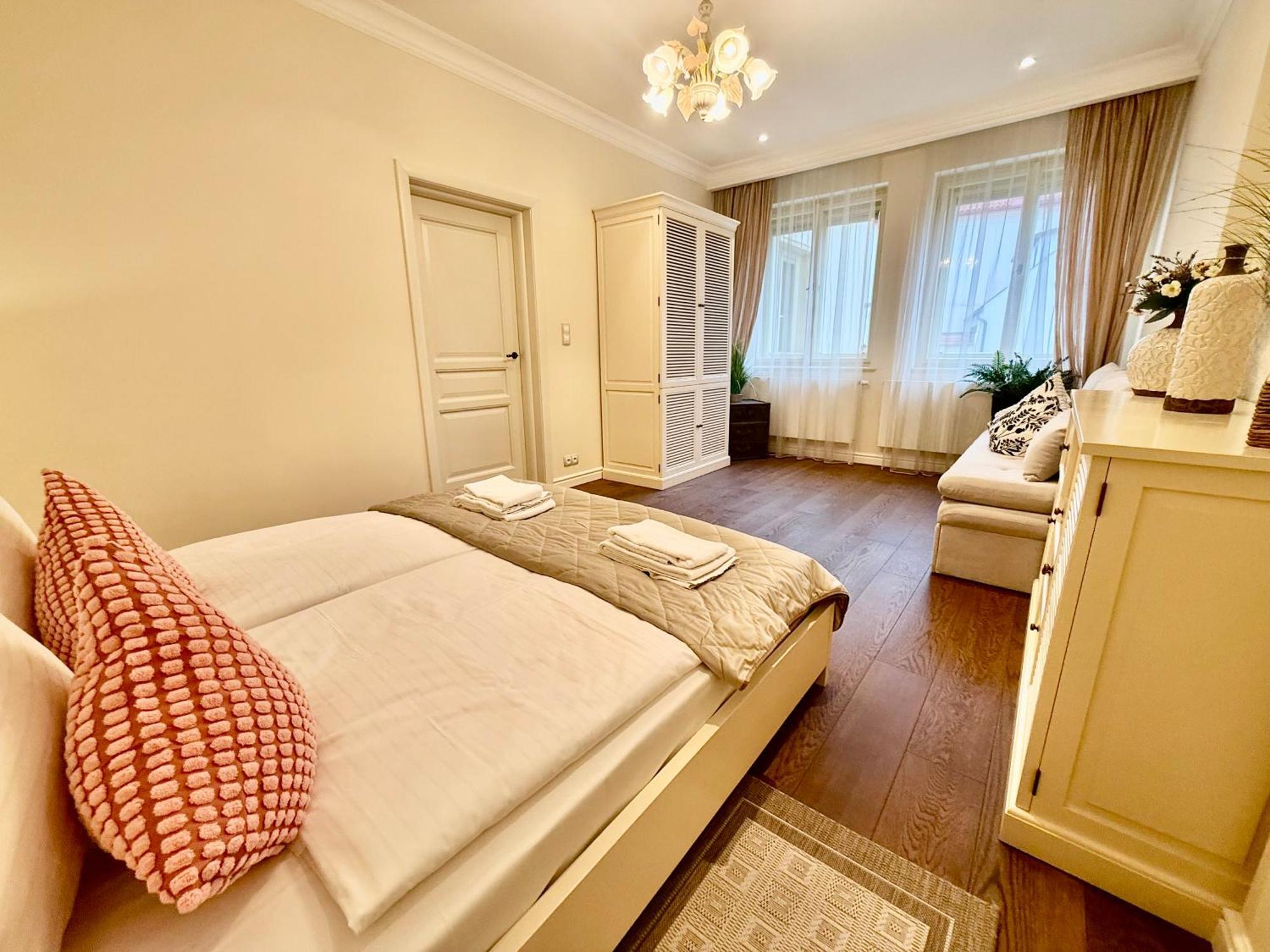 Unique Charles Bridge 2Bdr Apartment. Praha Bagian luar foto