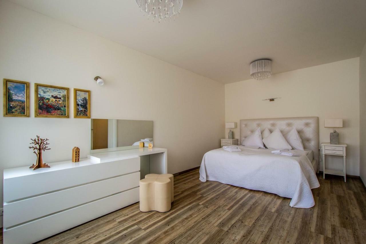 Unique Charles Bridge 2Bdr Apartment. Praha Bagian luar foto